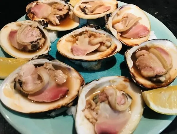 浅草の鉄板焼き系すてぇき屋すきずきで迎える春の味〝千葉県産の大きな焼き蛤〟