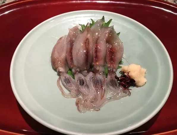 浅草の鉄板焼き系すてぇき屋すきずきで味わう富山湾の春の風物詩〝ホタルいか〟