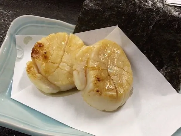 浅草の鉄板焼き系すてぇき屋すきずきで味わう特大帆立のイソベ焼き